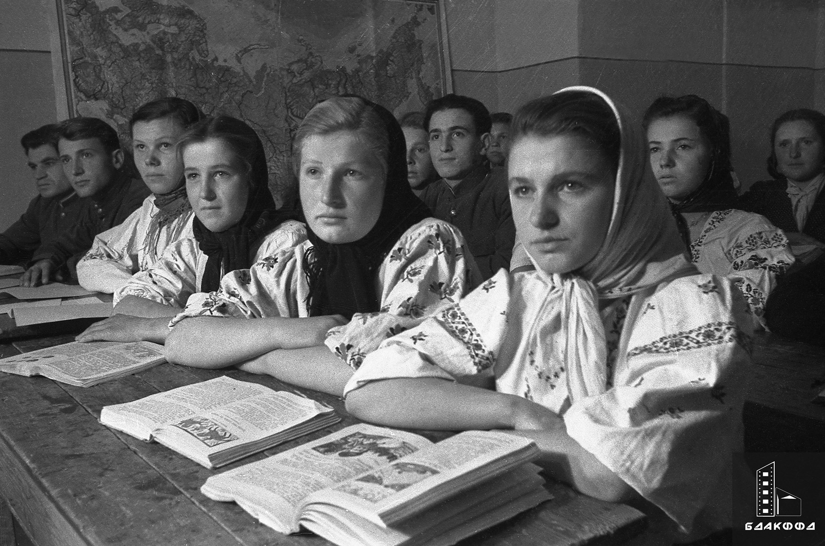 Занятия в вечерней школе колхозной молодежи при сельхозартели                             им. И.В.Сталина-с. 0